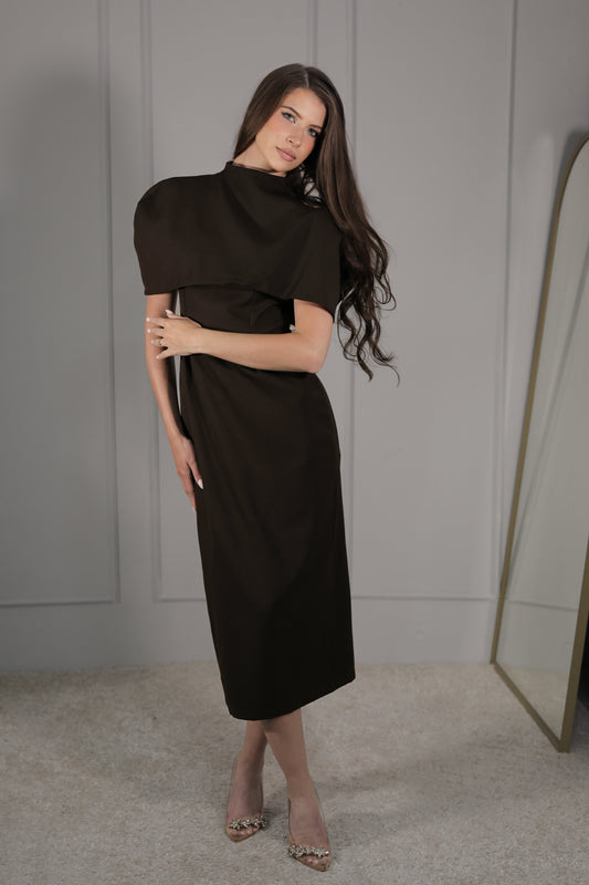 Elegantes Midi-Kleid in Braun – Feminin mit modernem Schulter-Detail