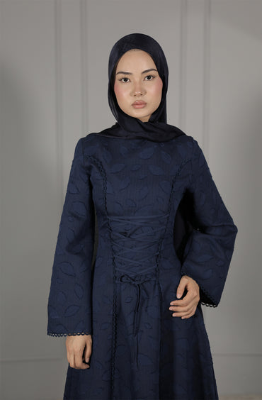 Elegantes Maxikleid in Blau – Feminine Eleganz mit romantischen Details