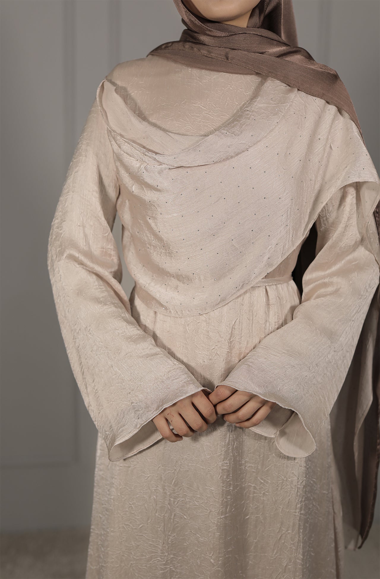 Elegantes Satin Abendkleid mit Drapierung in Beige
