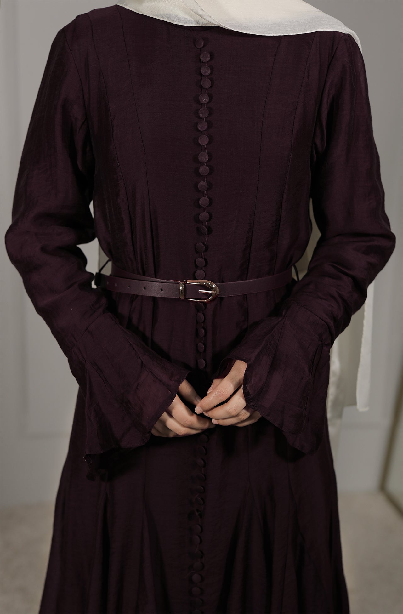 Elegantes Maxikleid mit Knopfdetails in Dunklem Pflaumenton