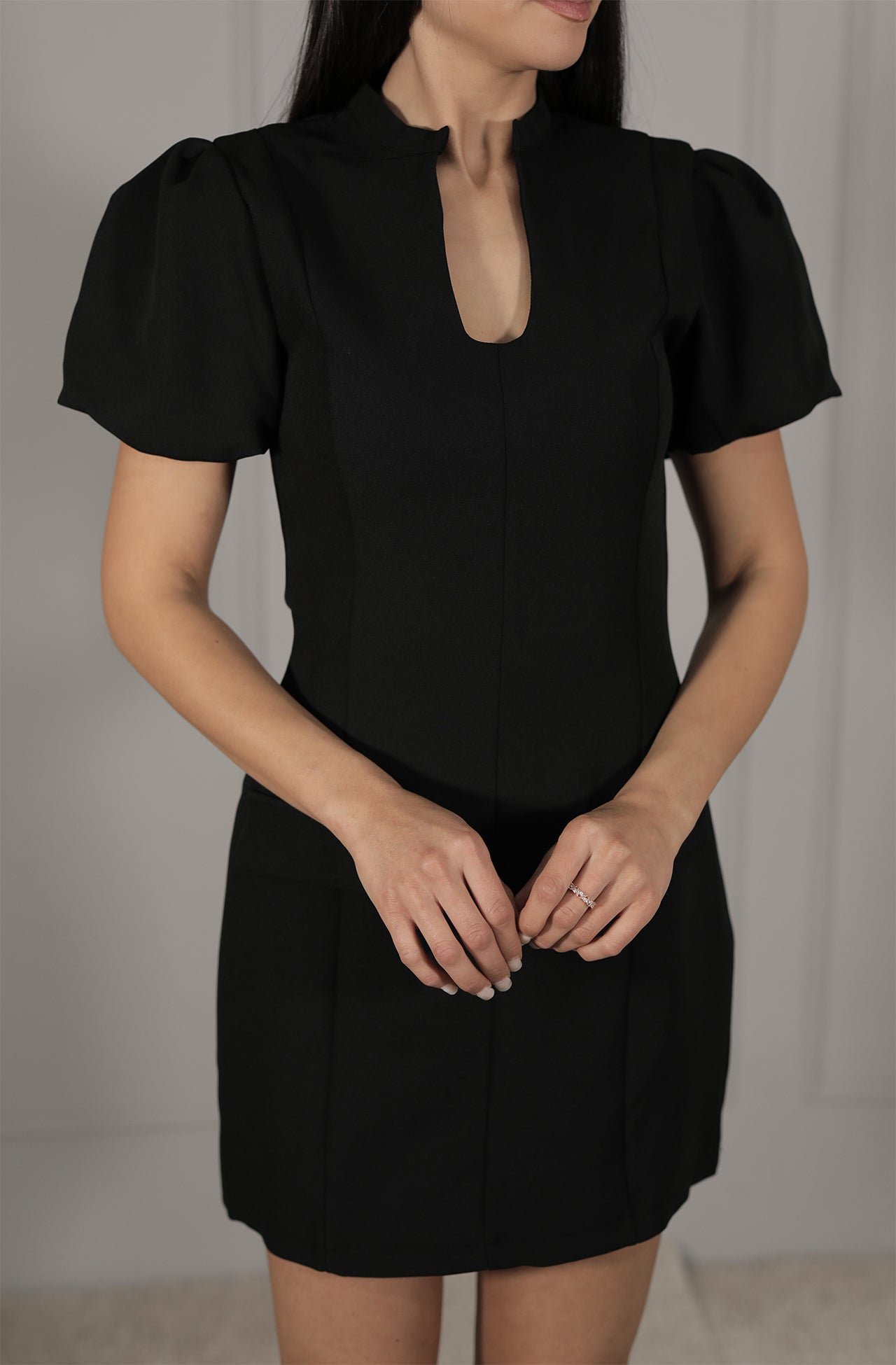 Elegantes Minikleid in Schwarz mit Puffärmeln