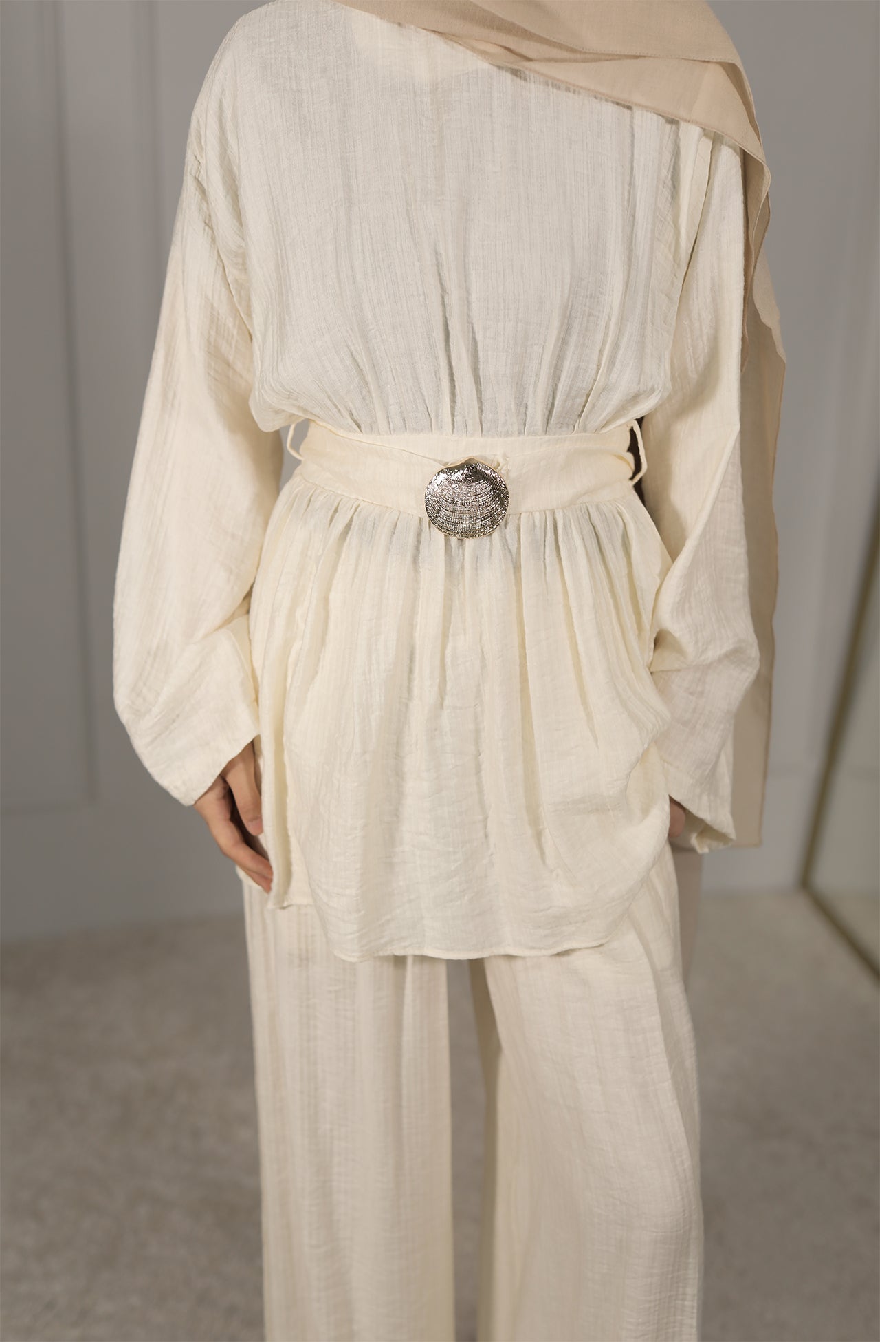 Lockeres Zweiteiler-Set in Creme – Zeitlose Eleganz mit stilvollem Gürteldetail