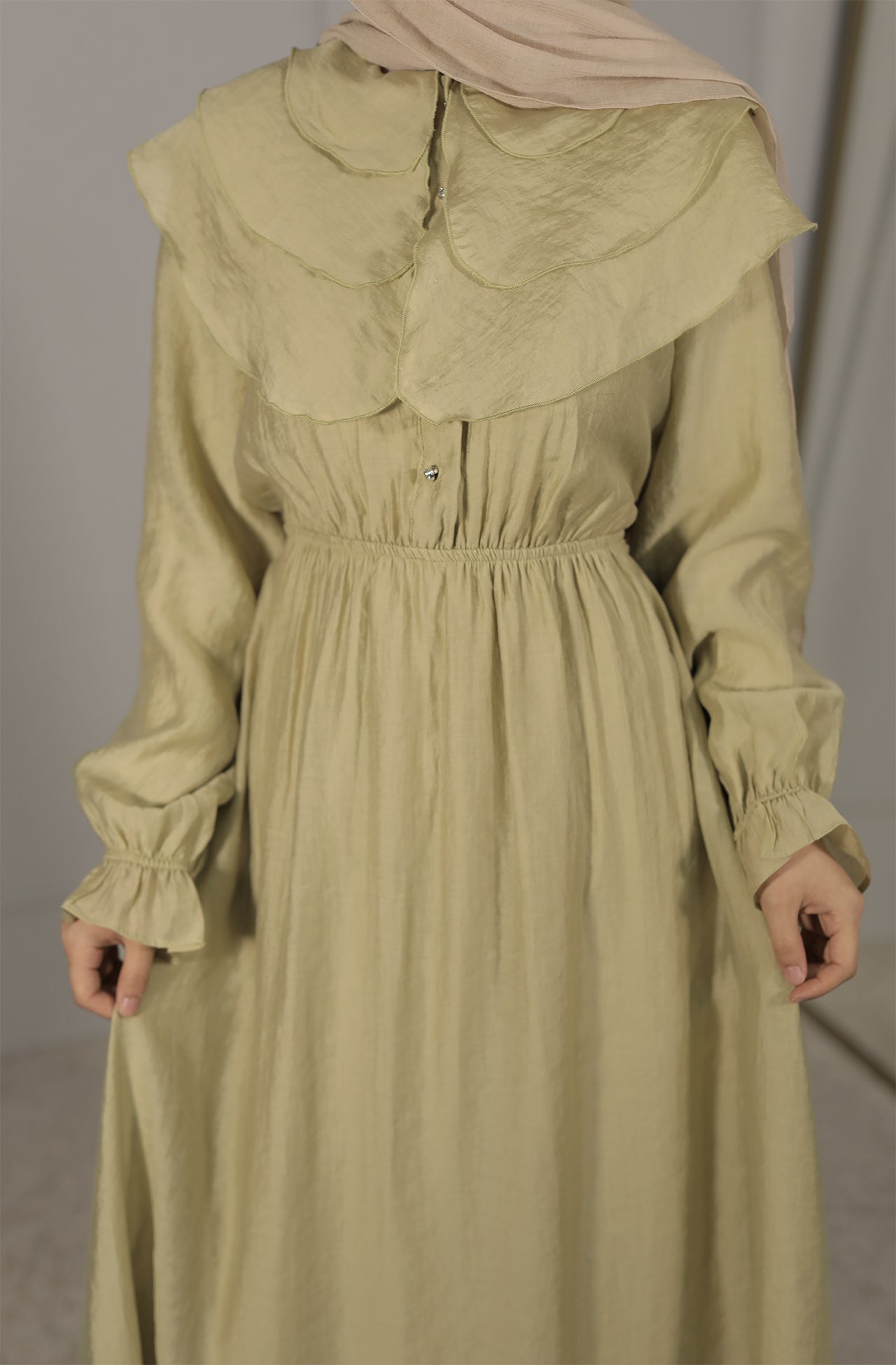 Elegantes Maxikleid in Salbeigrün – Feminin, stilvoll und zeitlos