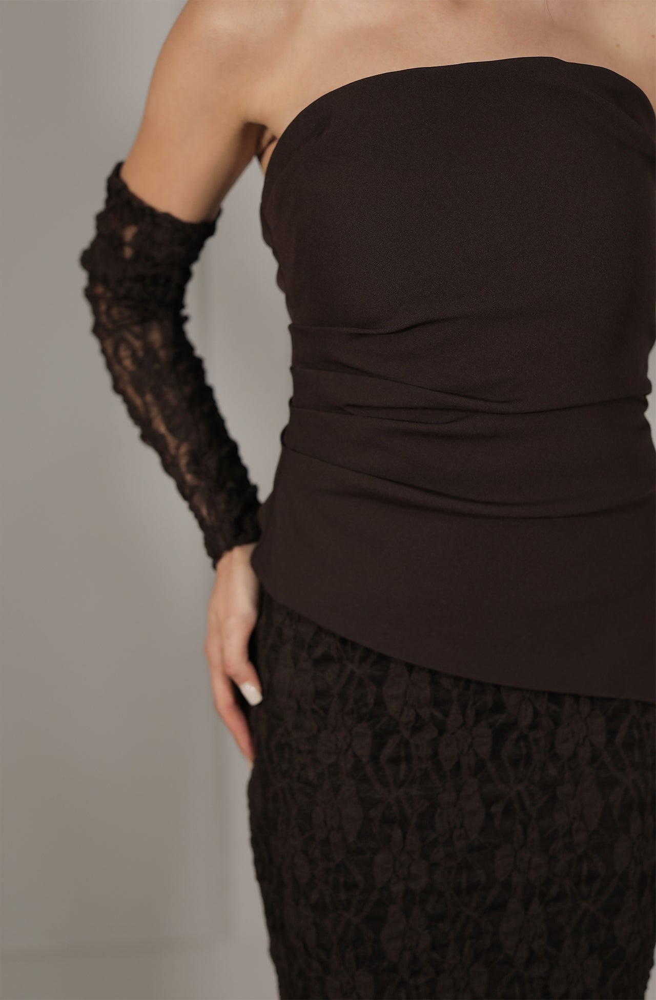 Elegantes Schulterfreies Abendkleid in Dunkelbraun mit Spitze