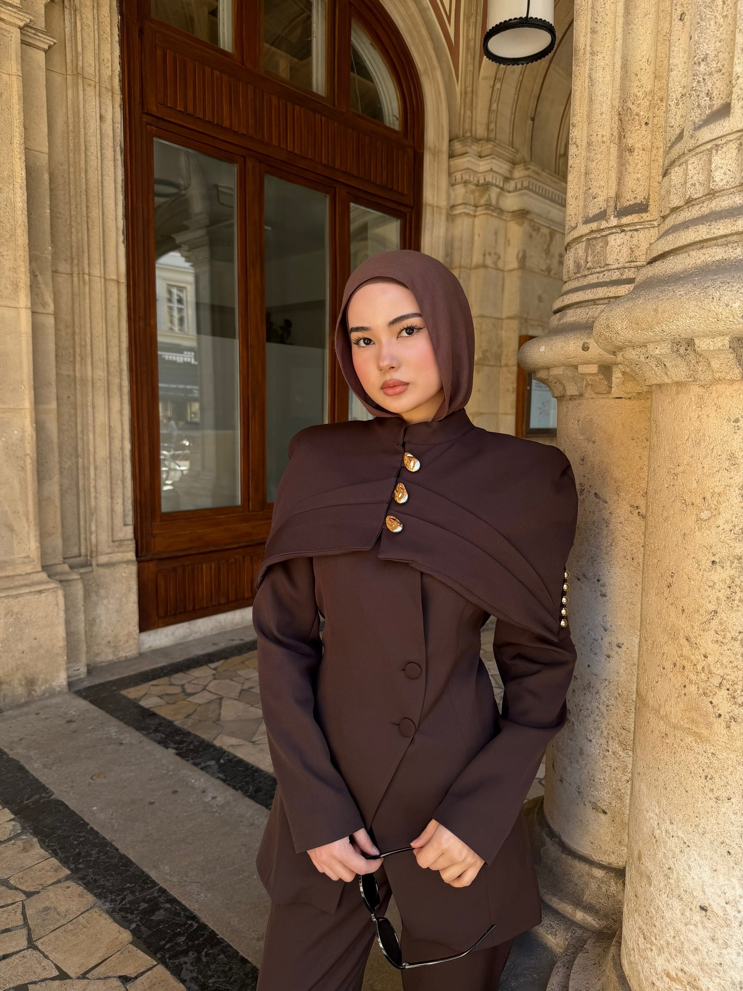 Eleganter Blazer in Dunkelbraun mit Goldknöpfen