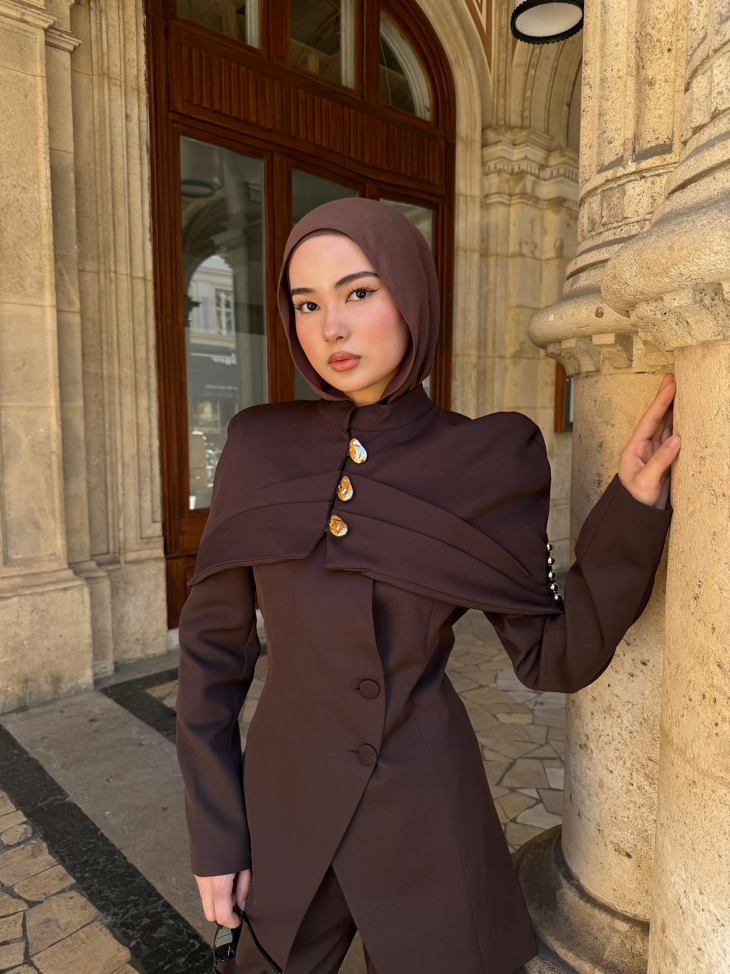 Eleganter Blazer in Dunkelbraun mit Goldknöpfen