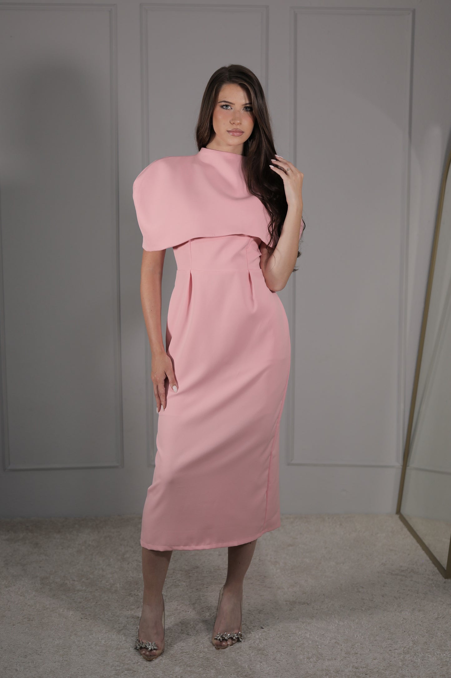 Elegantes Midi-Kleid in Rosa – Feminin mit modernem Schulter-Detail