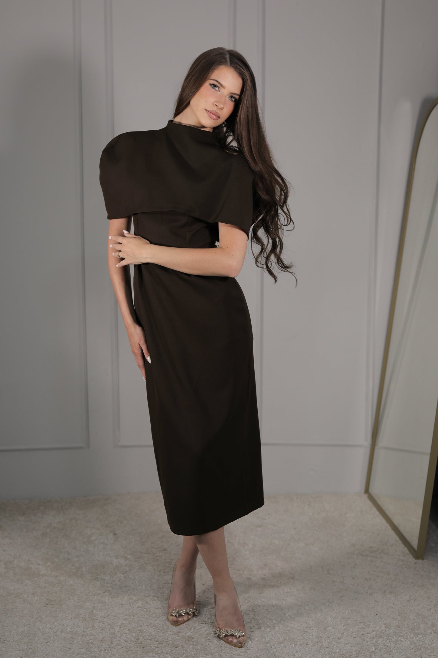Elegantes Midi-Kleid in Braun – Feminin mit modernem Schulter-Detail