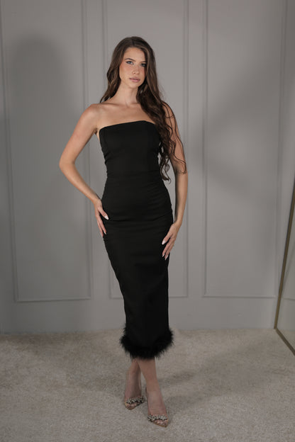Elegantes Midikleid in Schwarz mit Federdetails – Zeitlose Eleganz