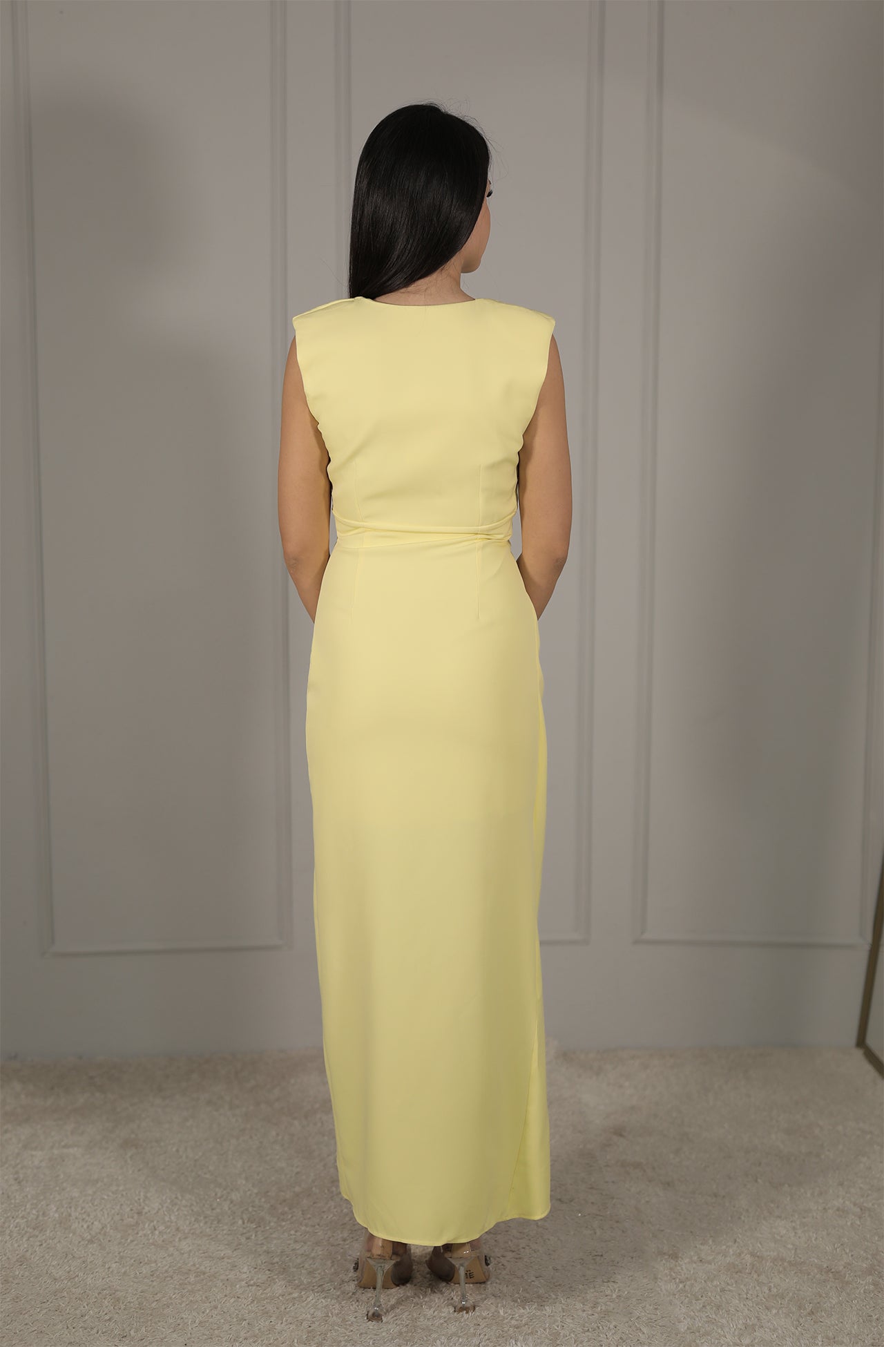 Elegantes Maxikleid in Pastellgelb mit Goldknöpfen