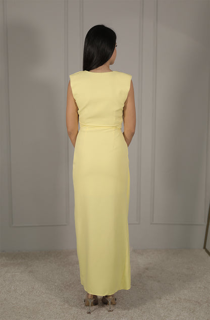 Elegantes Maxikleid in Pastellgelb mit Goldknöpfen