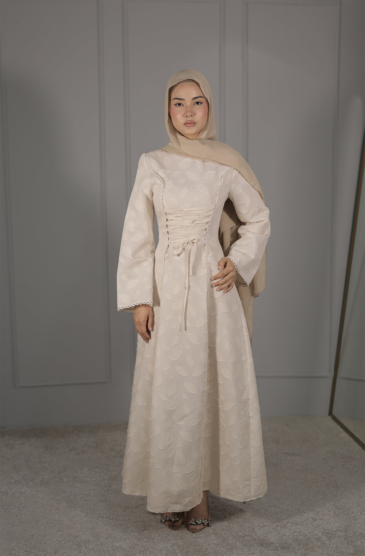Elegantes Maxikleid in Creme – Feminine Eleganz mit romantischen Details
