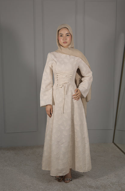 Elegantes Maxikleid in Creme – Feminine Eleganz mit romantischen Details