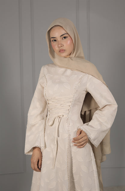 Elegantes Maxikleid in Creme – Feminine Eleganz mit romantischen Details
