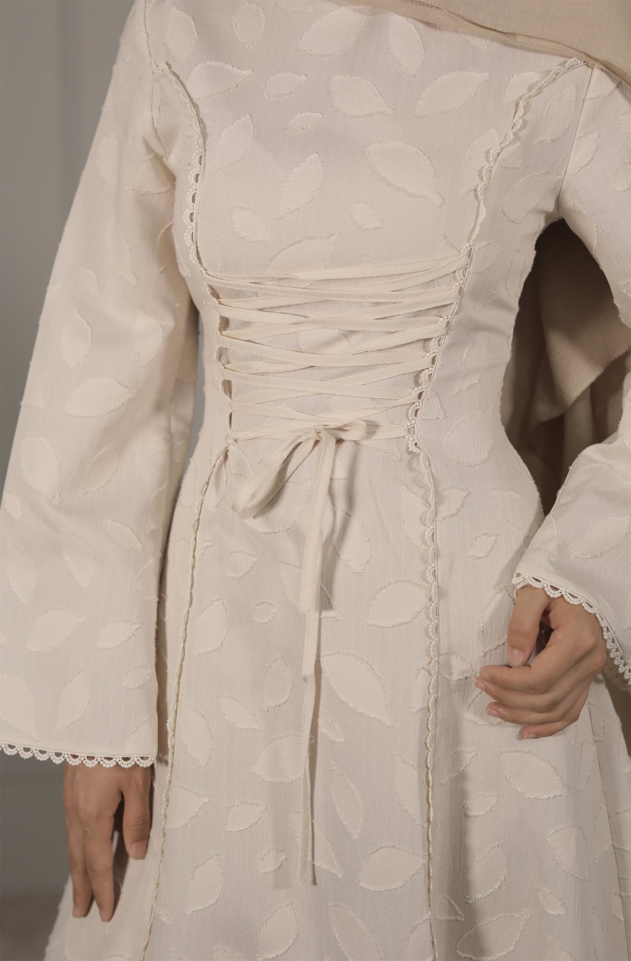 Elegantes Maxikleid in Creme – Feminine Eleganz mit romantischen Details