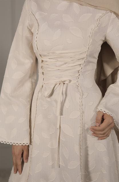 Elegantes Maxikleid in Creme – Feminine Eleganz mit romantischen Details