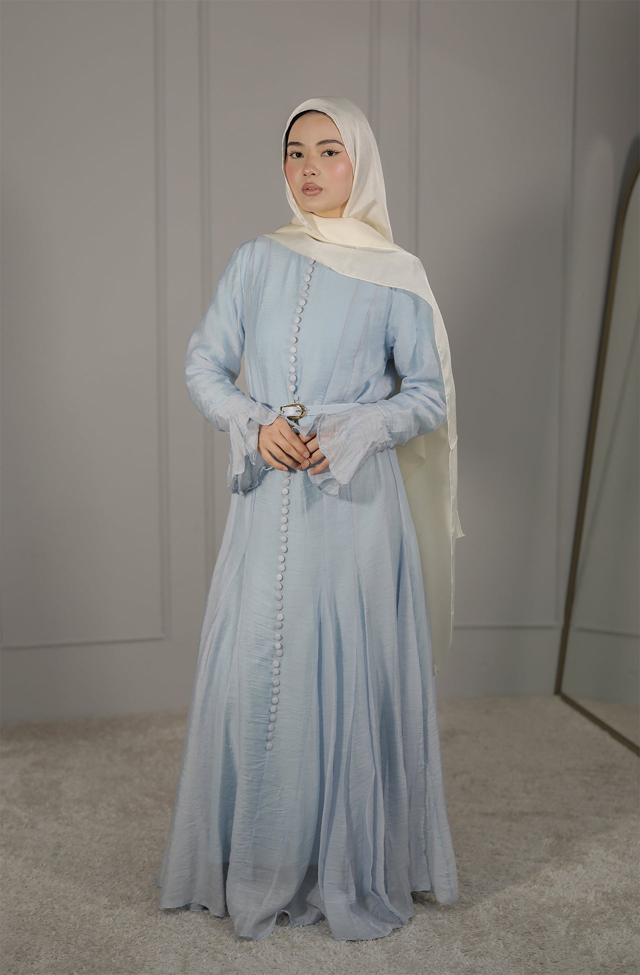 Elegantes Maxikleid mit Knopfdetails in Hellblau