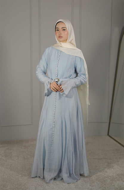 Elegantes Maxikleid mit Knopfdetails in Hellblau