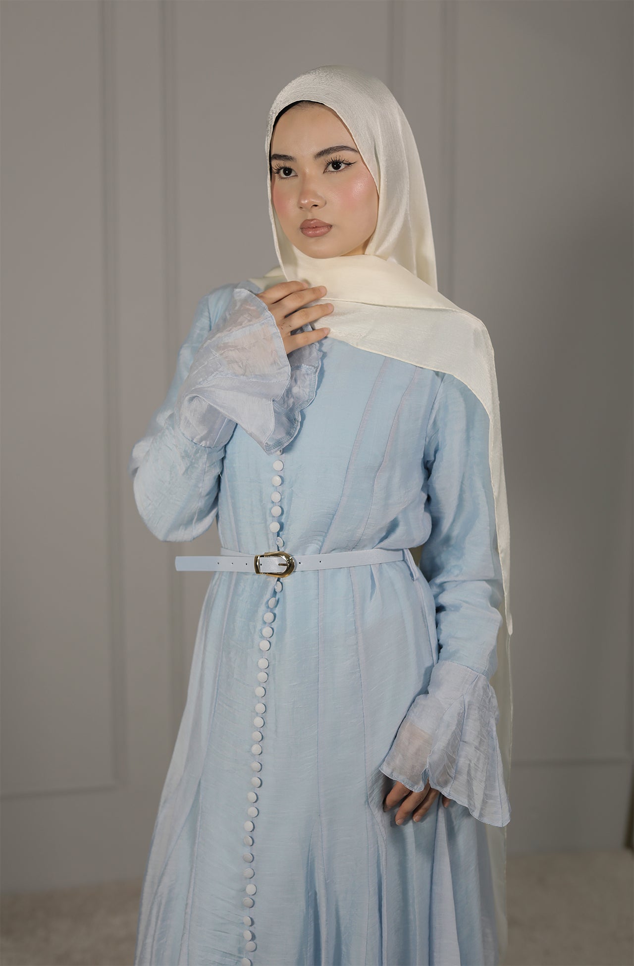 Elegantes Maxikleid mit Knopfdetails in Hellblau