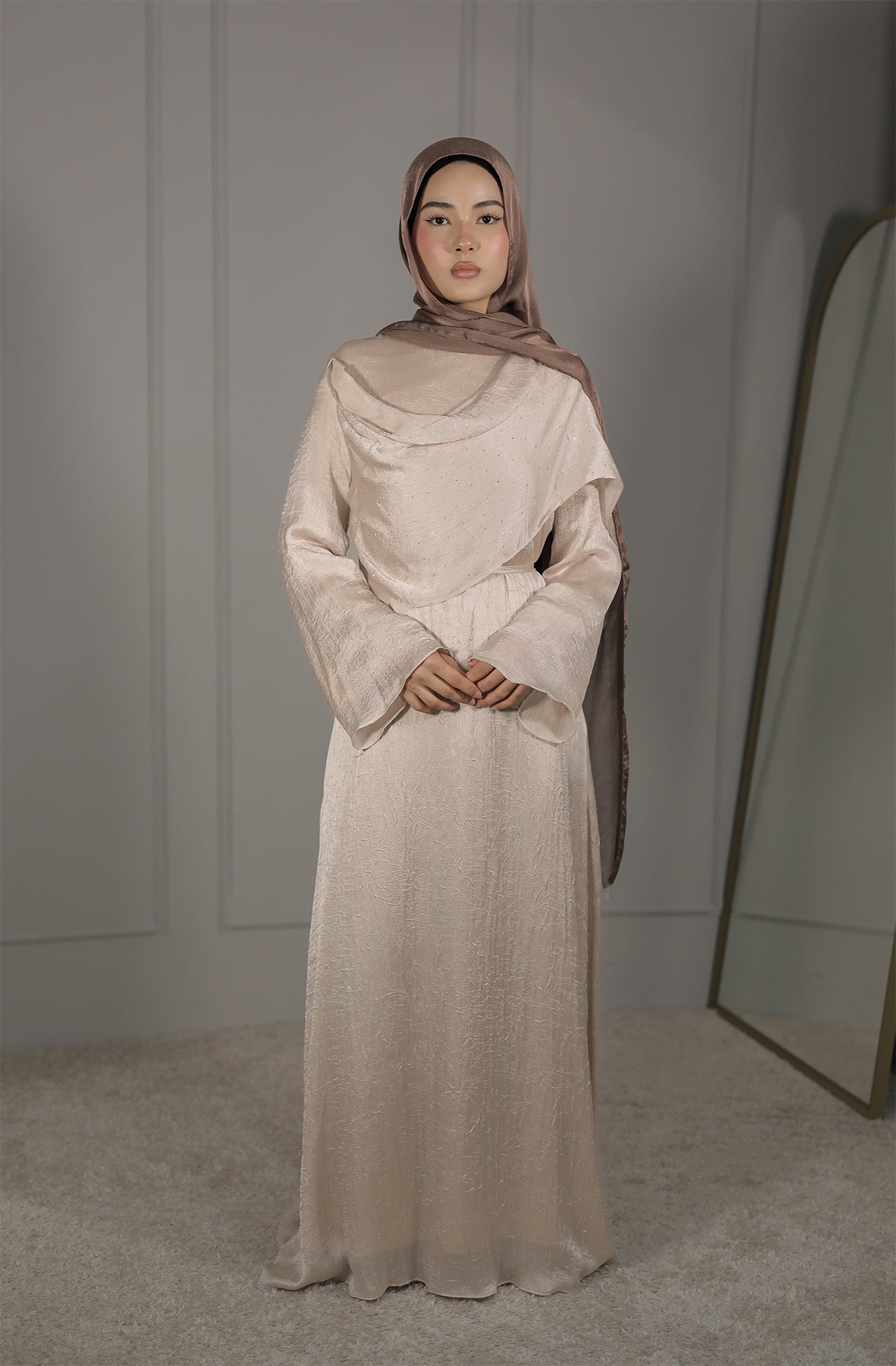 Elegantes Satin Abendkleid mit Drapierung in Beige