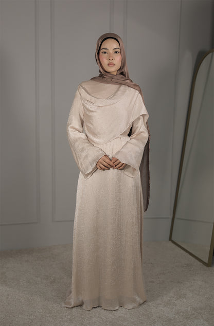 Elegantes Satin Abendkleid mit Drapierung in Beige