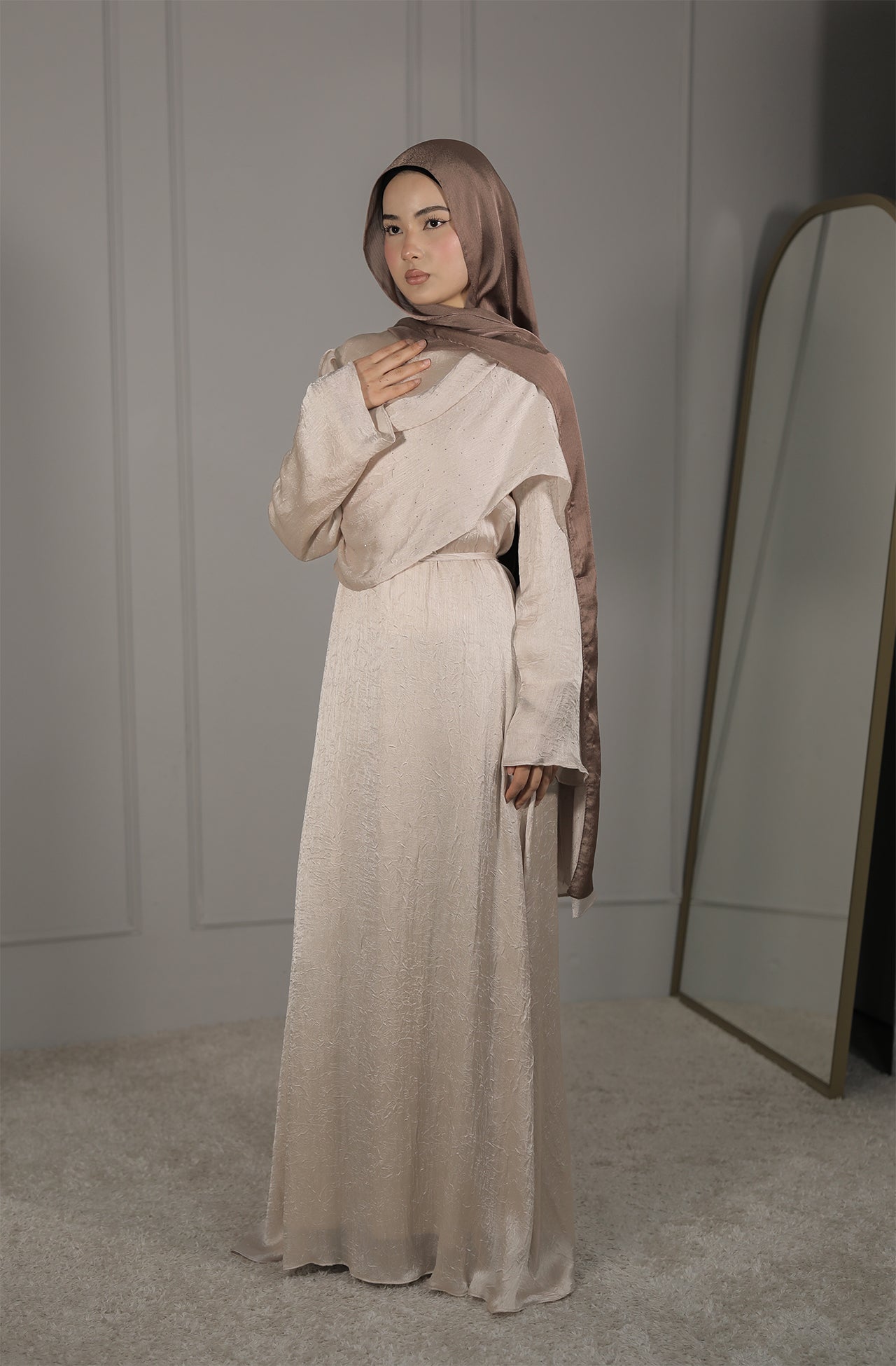 Elegantes Satin Abendkleid mit Drapierung in Beige
