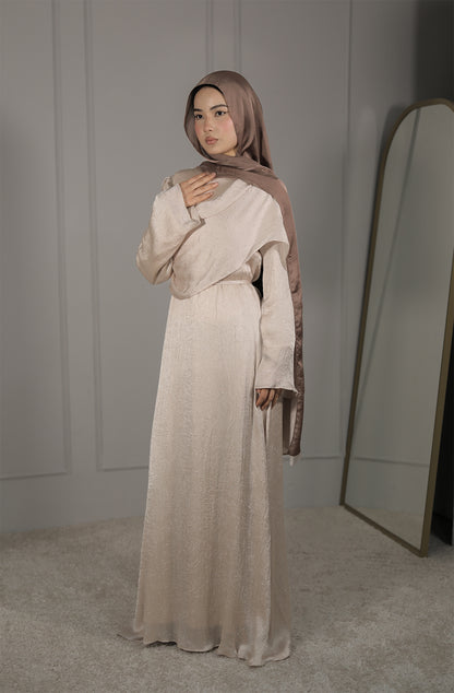Elegantes Satin Abendkleid mit Drapierung in Beige