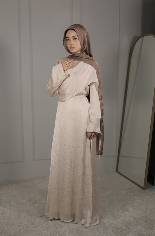 Elegantes Satin Abendkleid mit Drapierung in Beige