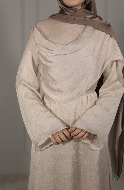 Elegantes Satin Abendkleid mit Drapierung in Beige