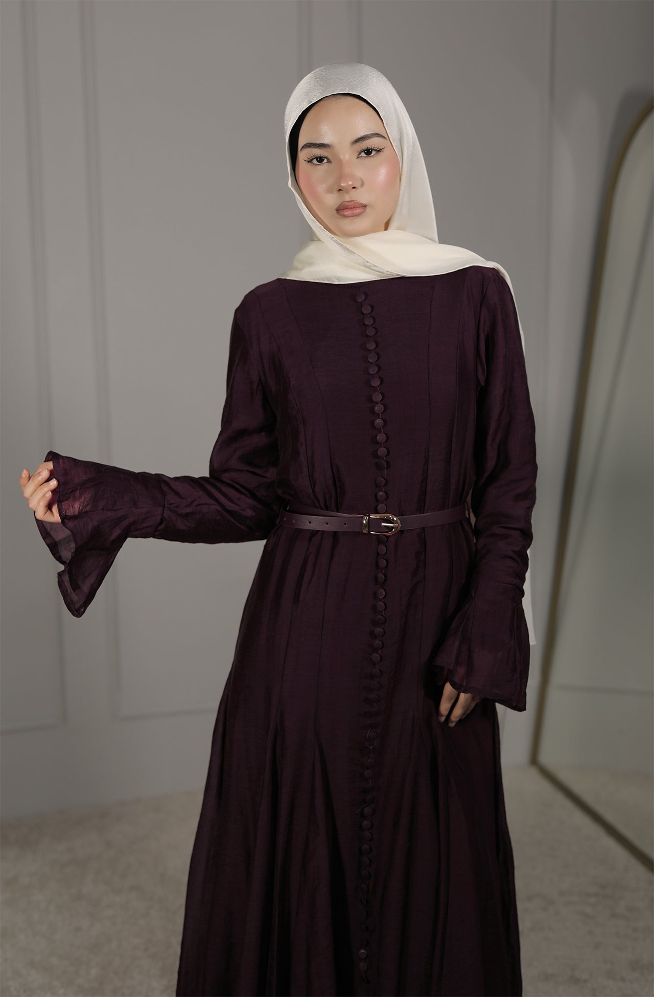 Elegantes Maxikleid mit Knopfdetails in Dunklem Pflaumenton