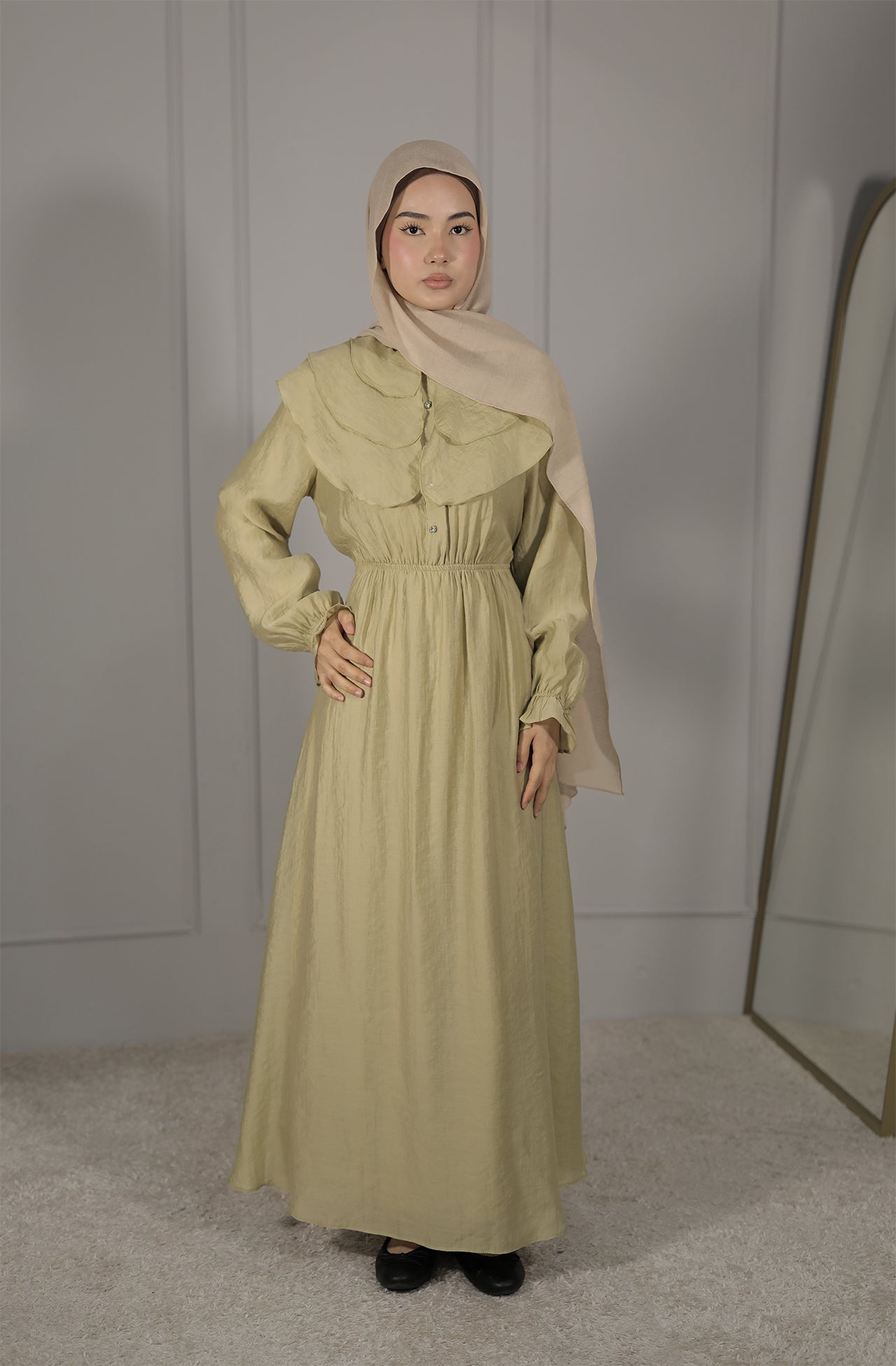 Elegantes Maxikleid in Salbeigrün – Feminin, stilvoll und zeitlos