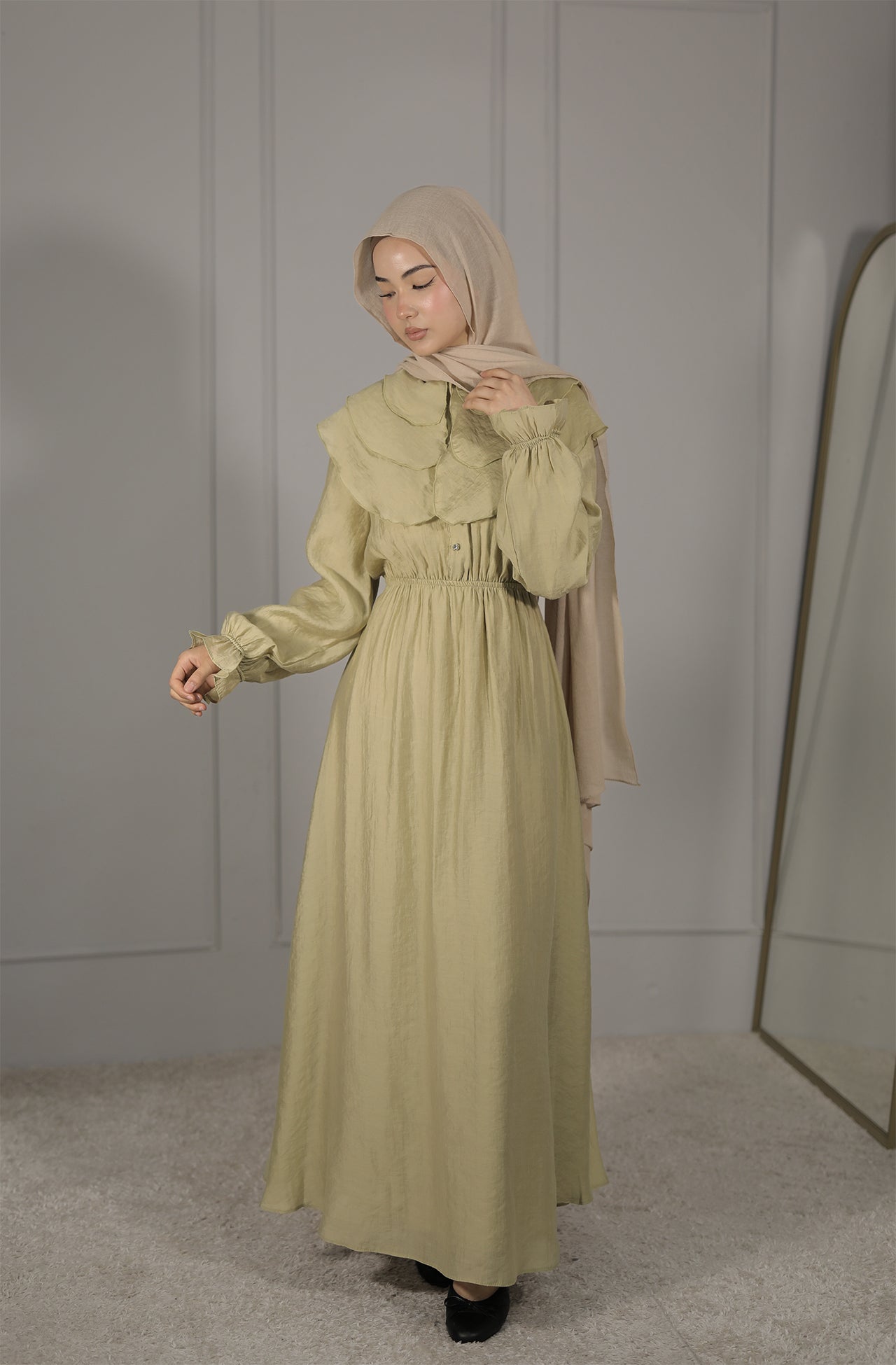 Elegantes Maxikleid in Salbeigrün – Feminin, stilvoll und zeitlos