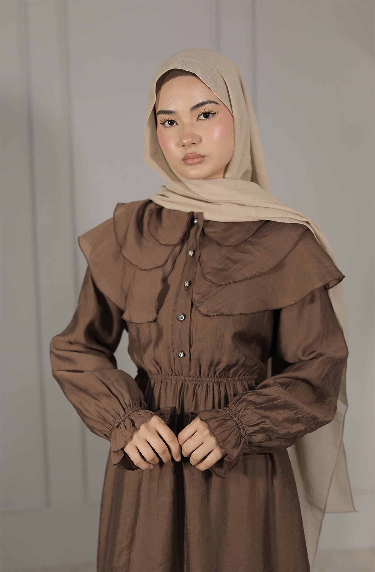 Elegantes Maxikleid in Braun – Zeitlose Eleganz mit romantischen Details