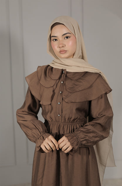 Elegantes Maxikleid in Braun – Zeitlose Eleganz mit romantischen Details