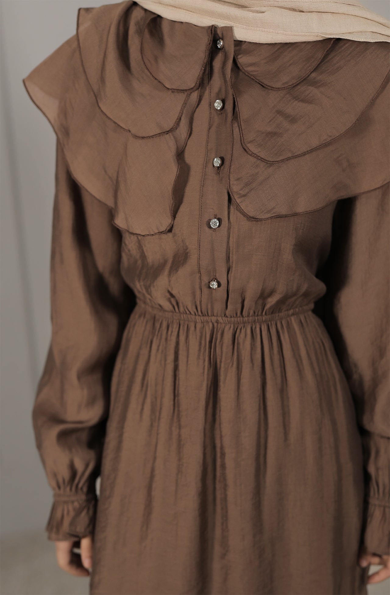 Elegantes Maxikleid in Braun – Zeitlose Eleganz mit romantischen Details