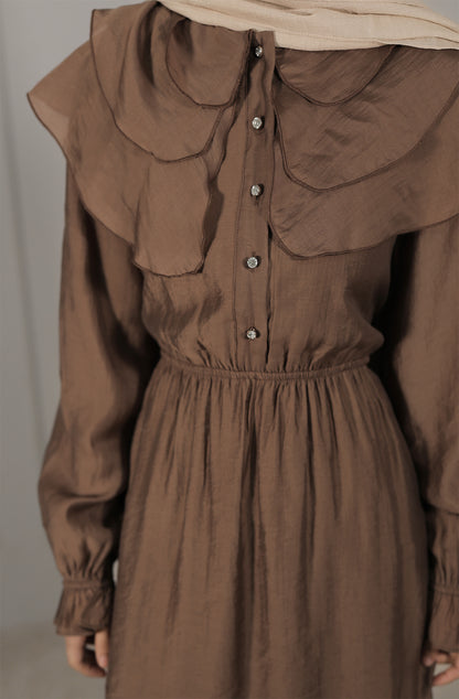 Elegantes Maxikleid in Braun – Zeitlose Eleganz mit romantischen Details