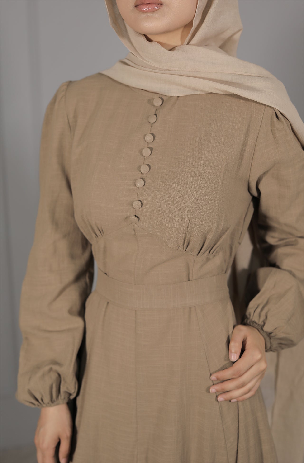 Elegantes Maxikleid in Taupe – Zeitlose Eleganz für jeden Anlass
